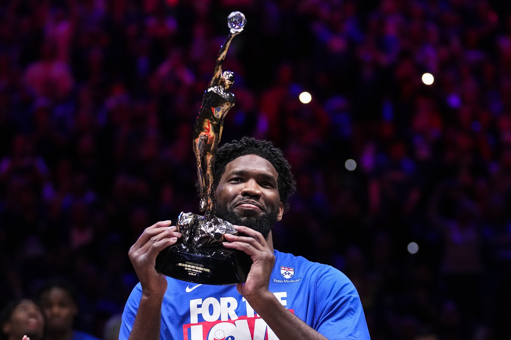 蒂格：恩比德只要能保持好身体状态 就能拿下下赛季MVP