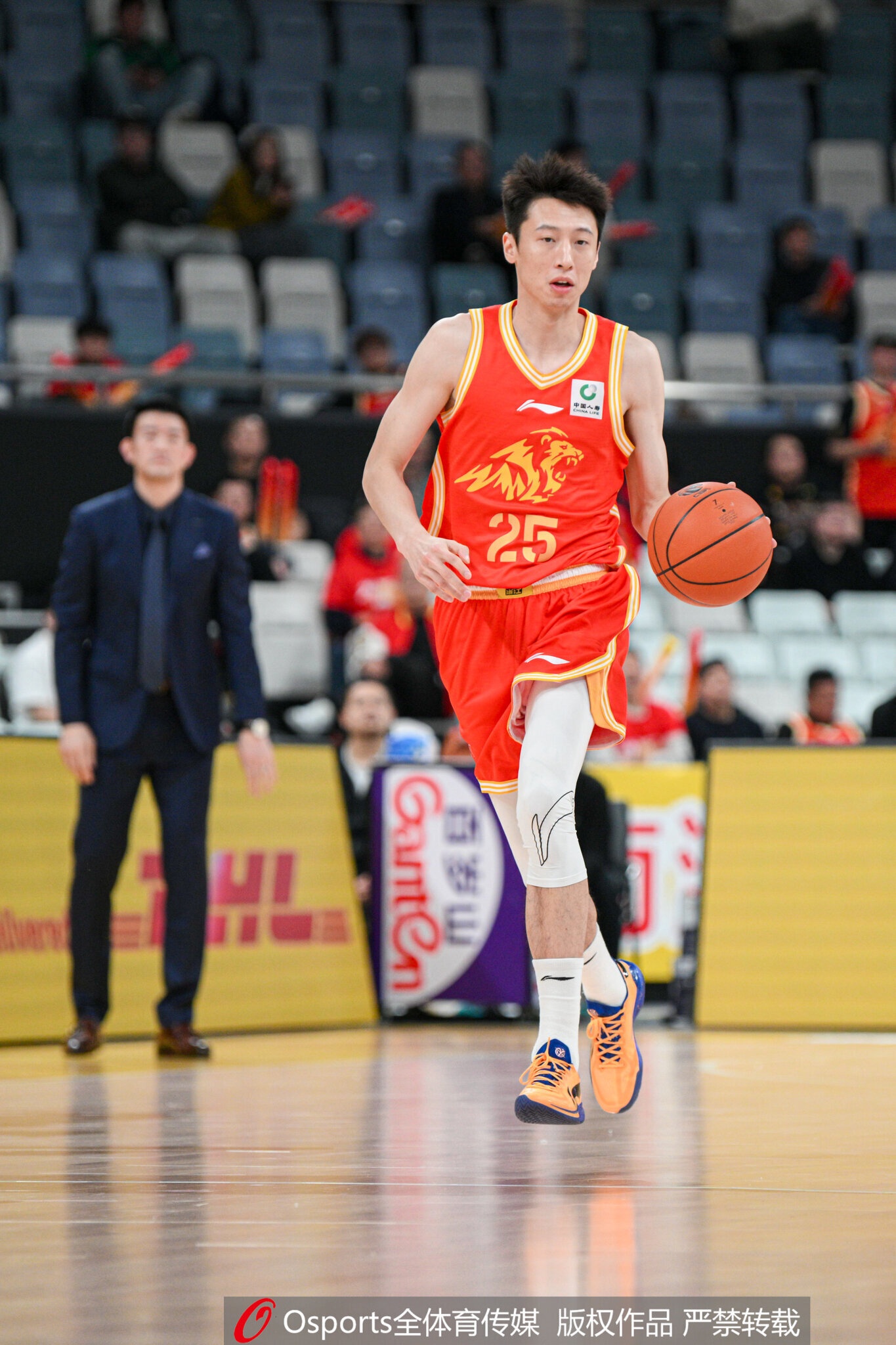 媒体人：赵岩昊的合同到期了 他与广厦和其他球队在商讨中